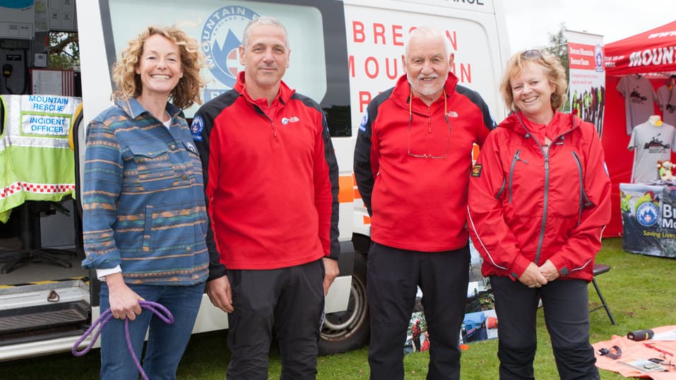 Llangynidr Agricultural Show donates £400 to Brecon Mountain Rescue